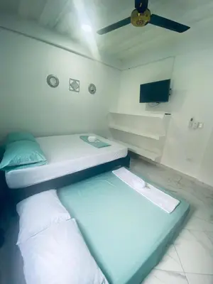 a room with two bunk beds and a ceiling at APARTAMENTO vista VERDE DORADAL in Doradal