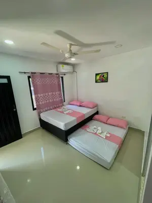 two beds in a room with a ceiling at APARTAMENTO EN DORADAL A 12 minutos de Nápoles in Doradal