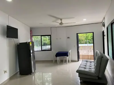 a living room with a refrigerator and a couch at APARTAMENTO EN DORADAL A 12 minutos de Nápoles in Doradal