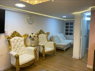 a living room with two chairs and a couch at Nuevo y lujoso apartamento por el lleras (en el poblado ) in Medellín
