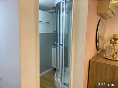 a glass shower in a bathroom with a mirror at Nuevo y lujoso apartamento por el lleras (en el poblado ) in Medellín